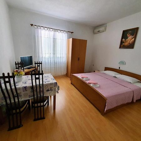 Apartments - Buffet 2B Sveti Juraj Oda fotoğraf